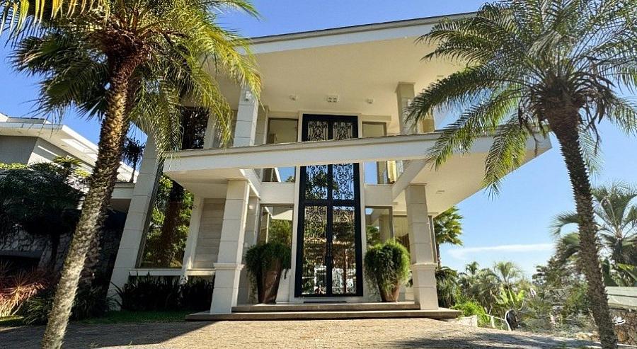 Casa � venda no Cacup�, Florian�polis, com 5 su�tes, vista para o mar e piscina com borda infinita