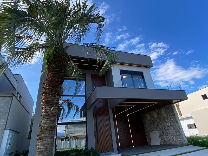 Casa � venda com 3 su�tes, elevador e piscina privativa, alto padr�o