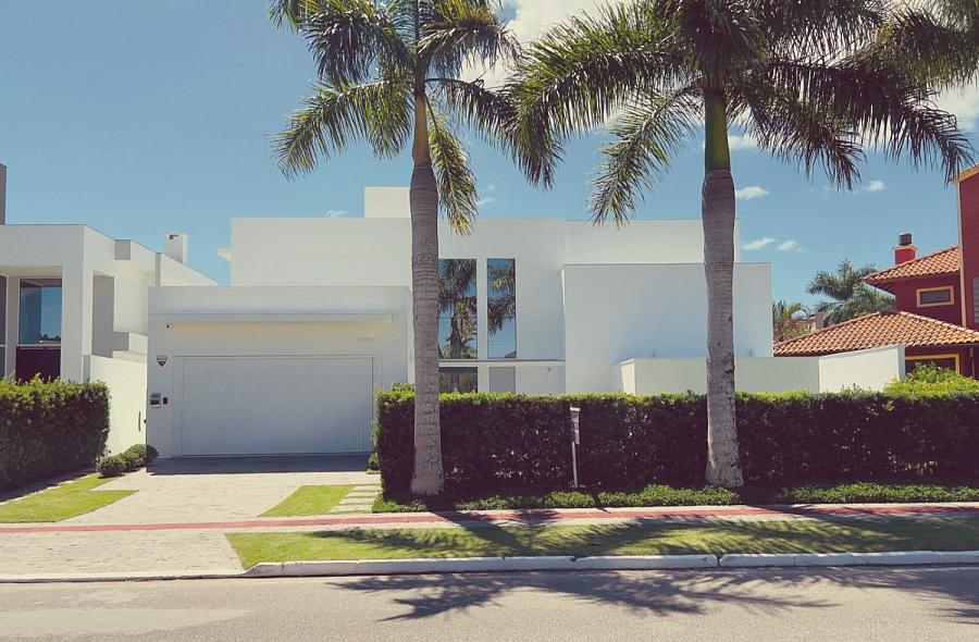 Casa com 5 dormit�rios e piscina � venda em Jurer� Internacional, Florian�polis