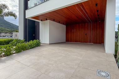 Casa de Luxo com 3 Suítes e Piscina no Condomínio Reserva da Pedra – Palhoça/SC