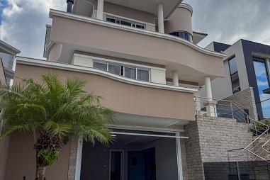 Casa à Venda na Pedra Branca: 4 Quartos, 461m² e Área de Lazer Completa