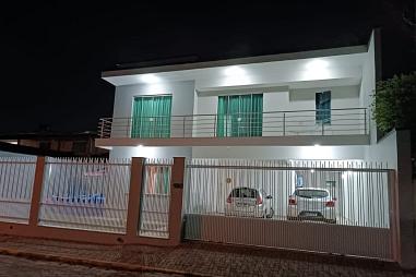 Mobiliado, 180m2 de área privativa, 3 dormitórios sendo 1 suíte a 2.700 m da praia central de Balneário Camboriú - Camboriú - SC