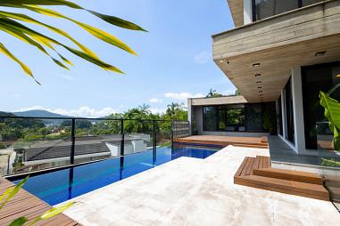 Casa exclusiva com 670m² e piscina de borda infinita no América