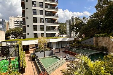 Apto com 3 suítes e vista para a Serra do Mar