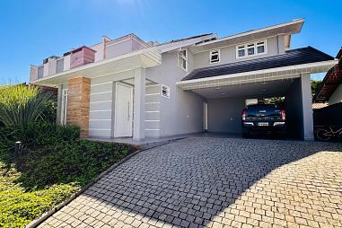 Casa com área de festas e 4 quartos