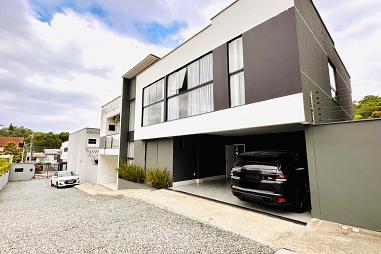 Sobrado geminado em condomínio fechado