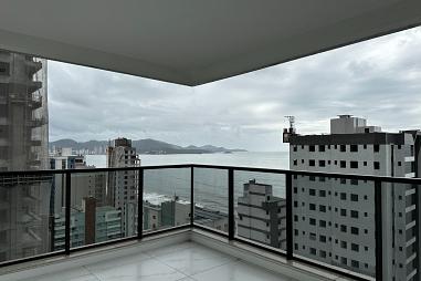 Apartamento em andar alto em Meia Praia Itapema / SC.