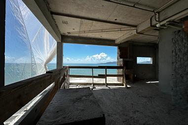 Apartamento com diferenciado na quadra do mar em Meia Praia, Itapema - SC