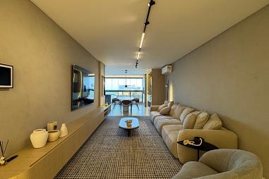 Apartamento mobiliado com 3 suítes na Praia Brava