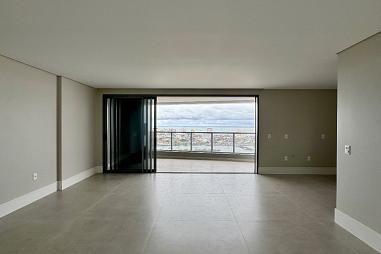 Apartamento de 3 suítes no Centro de Itajaí andar alto