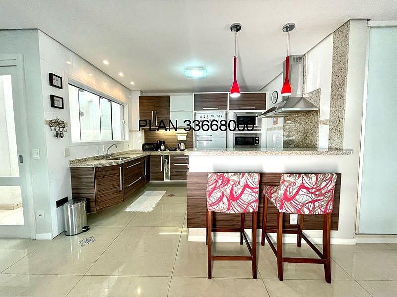 Casa na Avenida Ecoville em Condom�nio com Infra com 04 dormit�rios sendo duas su�tes. 16