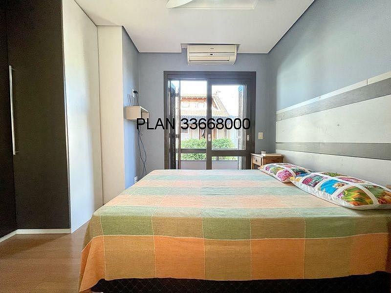 Casa na Avenida Ecoville em Condom�nio com Infra com 04 dormit�rios sendo duas su�tes. 46