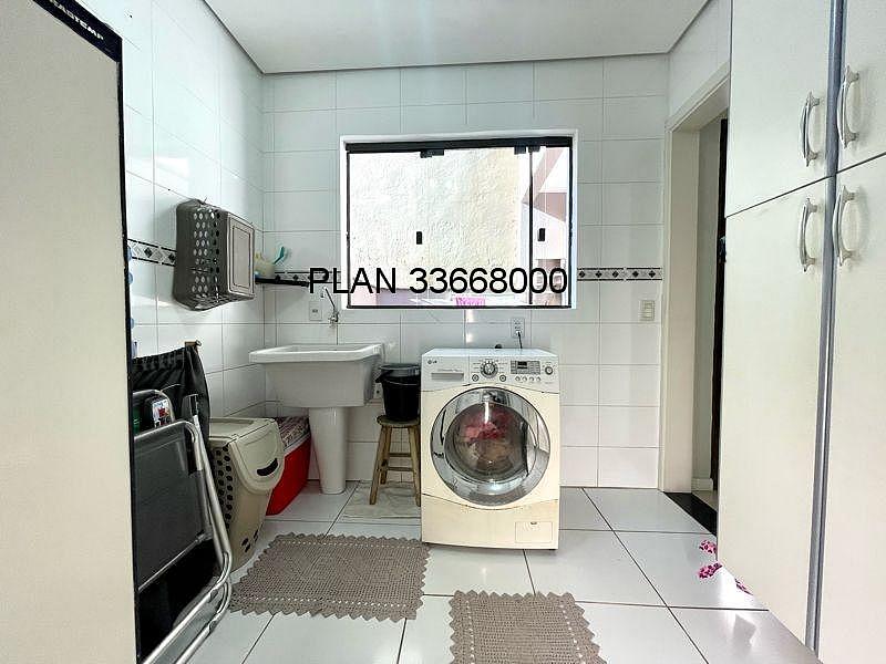 Casa na Avenida Ecoville em Condom�nio com Infra com 04 dormit�rios sendo duas su�tes. 29