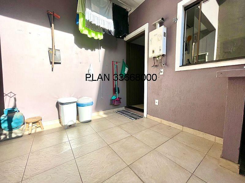 Casa na Avenida Ecoville em Condom�nio com Infra com 04 dormit�rios sendo duas su�tes. 27