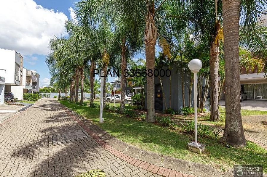 Luxuosa casa em condom�nio no Ecoville, Porto Alegre-RS: 4 quartos, 4 su�tes, 2 salas, 5 banheiros, 3 vagas de garagem, 450m�. Venha conferir! 81