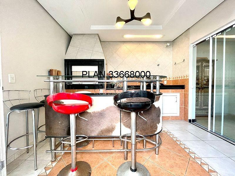 03 dormit�rios, sendo uma su�te master com banheira de hidromassagem, uma su�te americana + um quarto. 22
