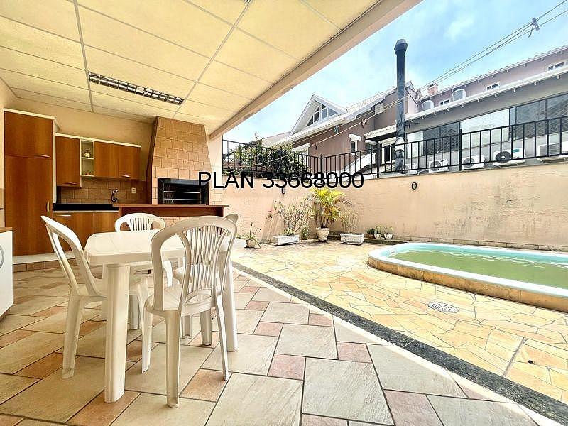03 dormit�rios, sendo uma su�te, sacada, estar �ntimo no 2� pavimento, sala de estar, sala de jantar, cozinha, �rea de servi�o e um dormit�rio na par 2