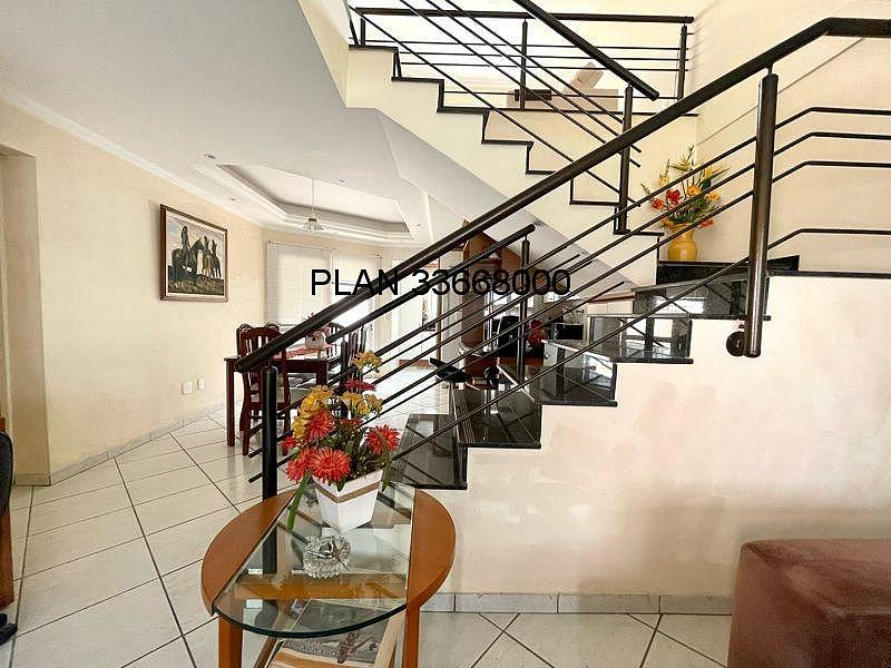 03 dormit�rios, sendo uma su�te, sacada, estar �ntimo no 2� pavimento, sala de estar, sala de jantar, cozinha, �rea de servi�o e um dormit�rio na par 8