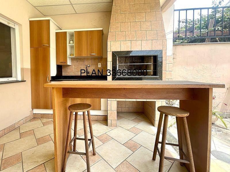 03 dormit�rios, sendo uma su�te, sacada, estar �ntimo no 2� pavimento, sala de estar, sala de jantar, cozinha, �rea de servi�o e um dormit�rio na par 9