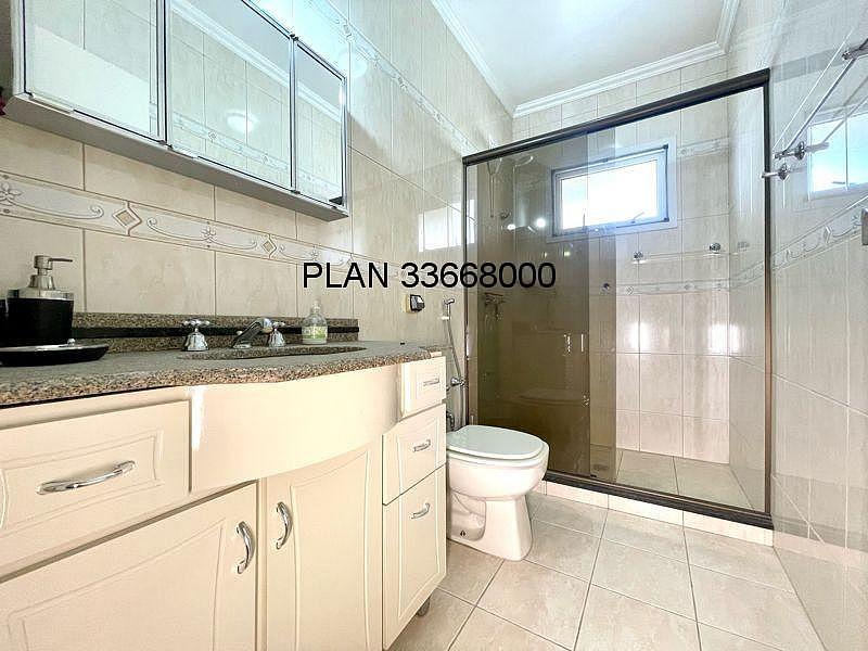 03 dormit�rios, sendo uma su�te, sacada, estar �ntimo no 2� pavimento, sala de estar, sala de jantar, cozinha, �rea de servi�o e um dormit�rio na par 18