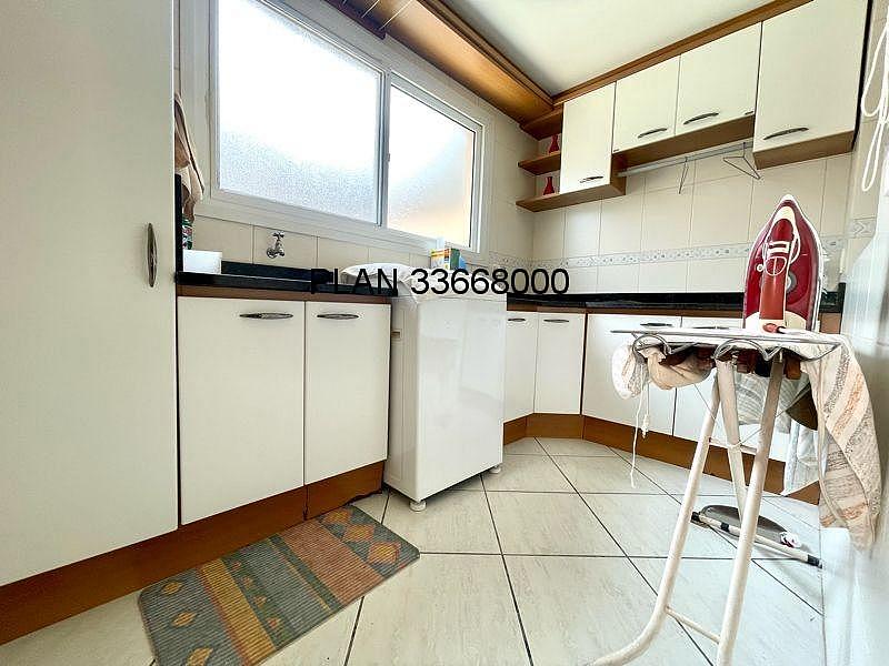 03 dormit�rios, sendo uma su�te, sacada, estar �ntimo no 2� pavimento, sala de estar, sala de jantar, cozinha, �rea de servi�o e um dormit�rio na par 7