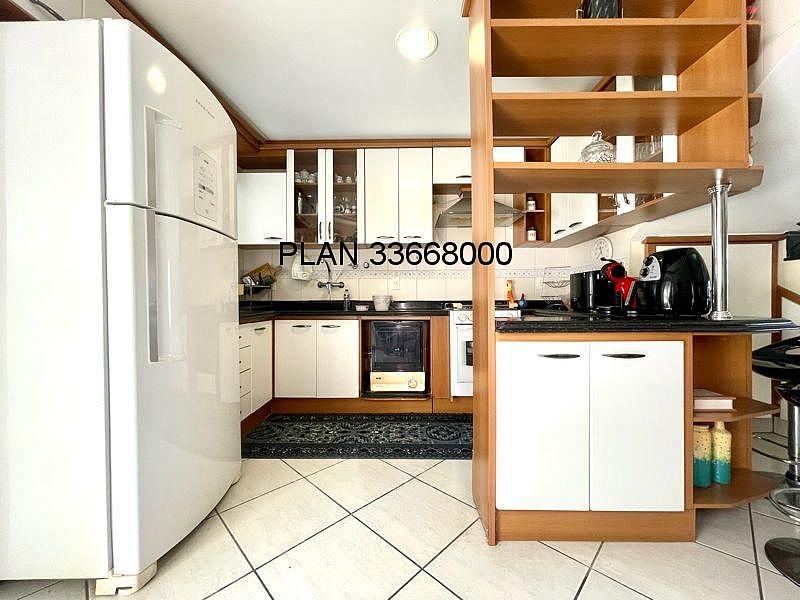 03 dormit�rios, sendo uma su�te, sacada, estar �ntimo no 2� pavimento, sala de estar, sala de jantar, cozinha, �rea de servi�o e um dormit�rio na par 6