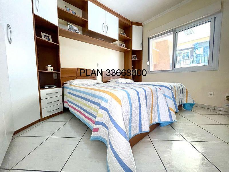 03 dormit�rios, sendo uma su�te, sacada, estar �ntimo no 2� pavimento, sala de estar, sala de jantar, cozinha, �rea de servi�o e um dormit�rio na par 22