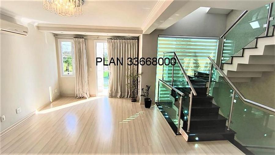 Casa com piscina na Avenida Ecoville 16