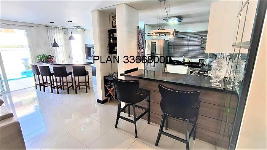 Casa com piscina na Avenida Ecoville 7