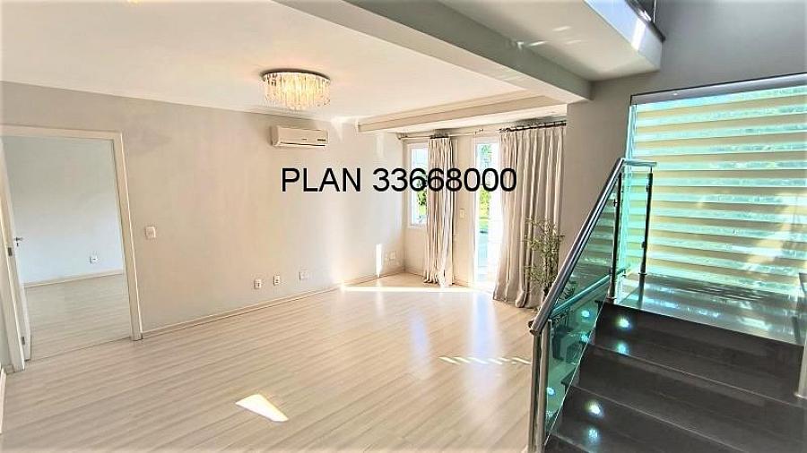Casa com piscina na Avenida Ecoville 17