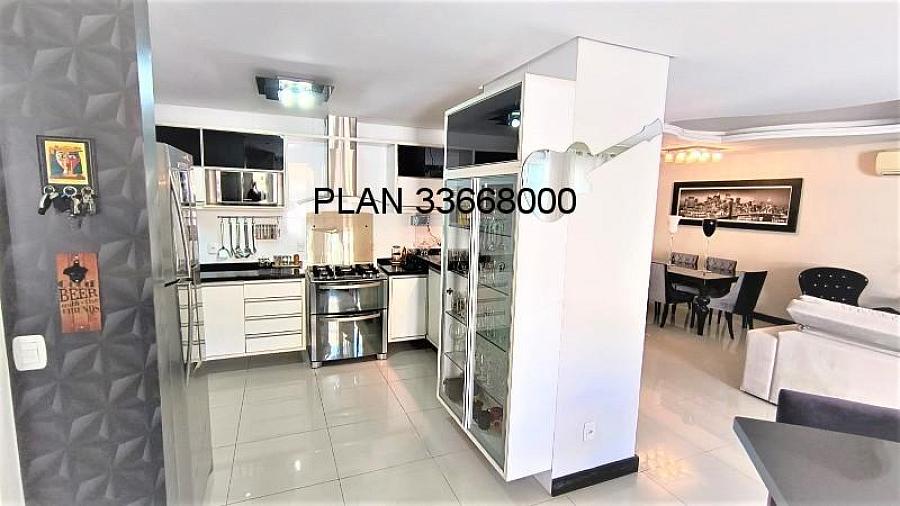 Casa com piscina na Avenida Ecoville 8