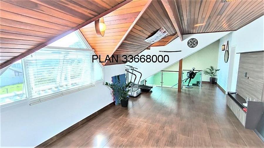Casa com piscina na Avenida Ecoville 30