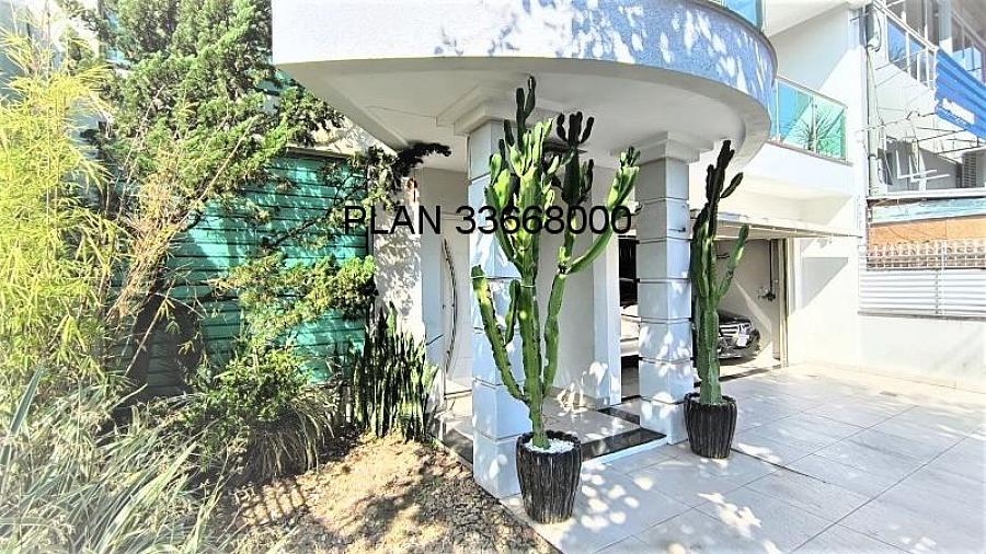 Casa com piscina na Avenida Ecoville 2