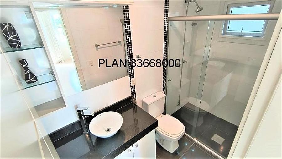 Casa com piscina na Avenida Ecoville 20