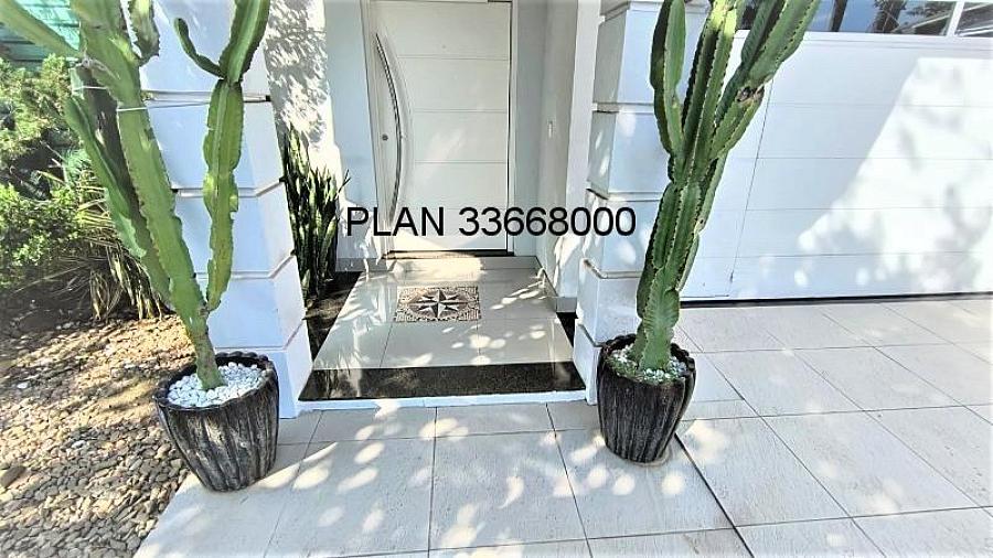 Casa com piscina na Avenida Ecoville 3