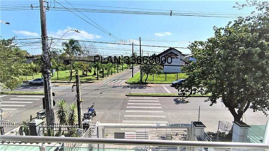 Casa com piscina na Avenida Ecoville 19