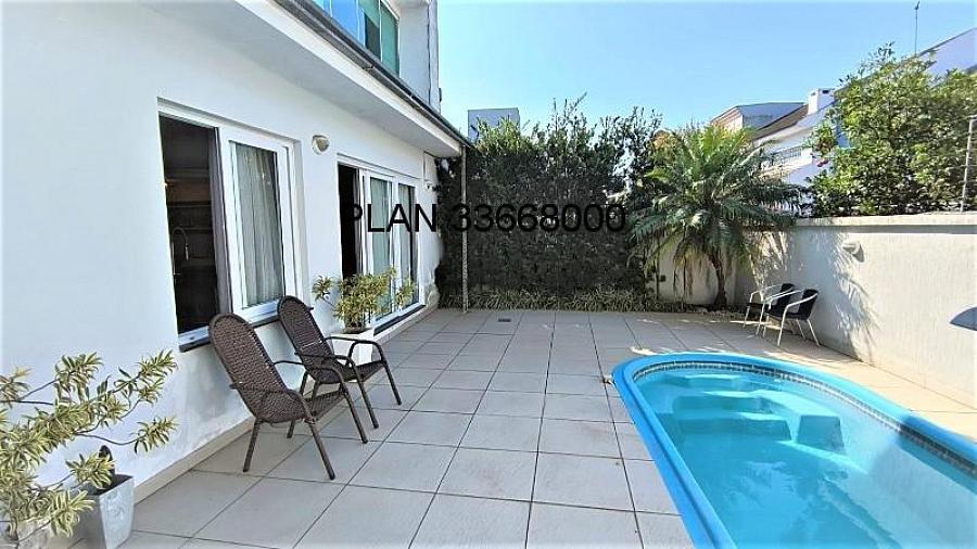 Casa com piscina na Avenida Ecoville 13