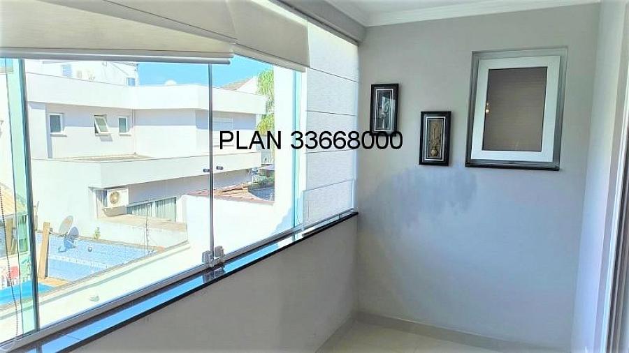 Casa com piscina na Avenida Ecoville 23