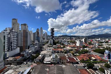 03 suítes e 02 vagas