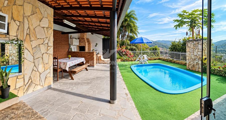 Casa com piscina e uma vista incr�vel 1