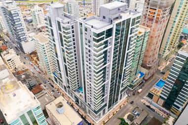 Apartamento à venda com vista mar na Meia Praia