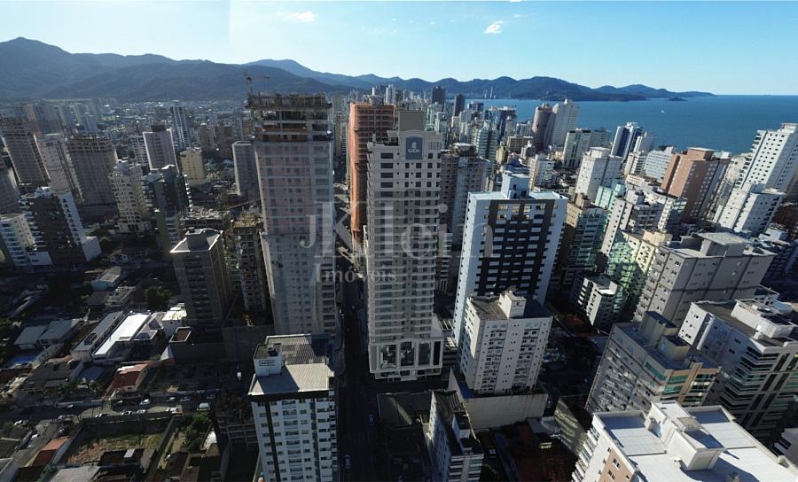 Fachada vista a�rea do Le Chloe na Meia Praia em Itapema