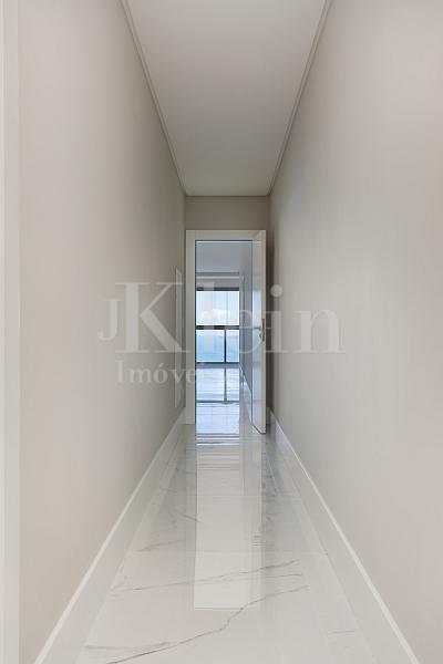 Corredor do apartamento do Grand Mirage no Centro em Itapema