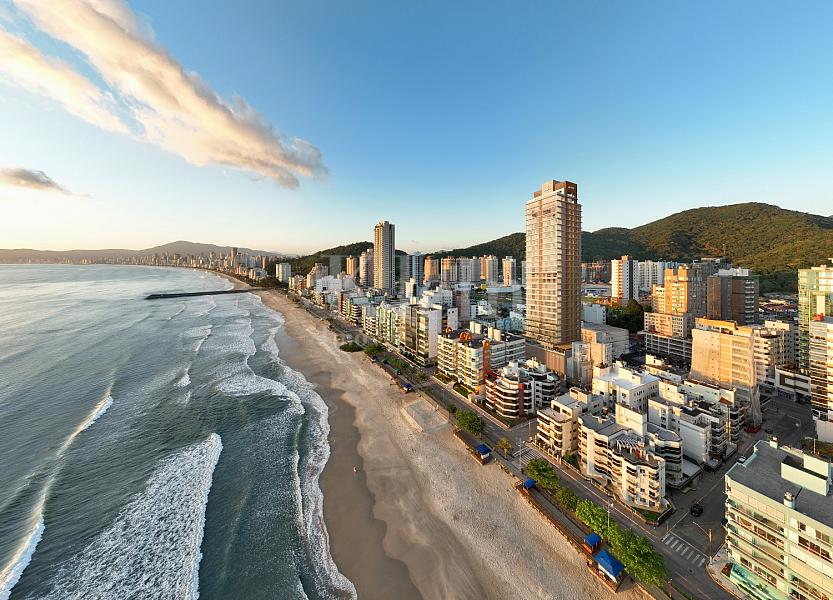 Fachada diurna praia do Saint John em Itapema | Centro
