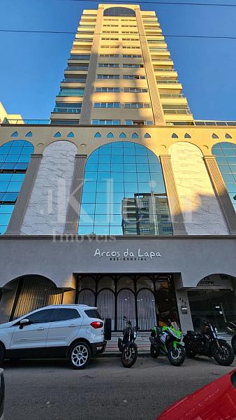 Fachada do Arcos da Lapa Residencial na Meia Praia em Itapema