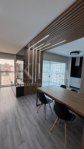 Living do apartamento do Arcos da Lapa Residencial na Meia Praia em Itapema