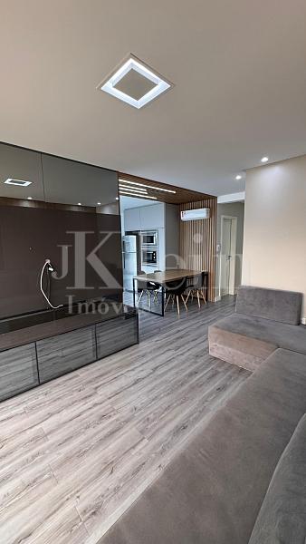 Living do apartamento do Arcos da Lapa Residencial na Meia Praia em Itapema