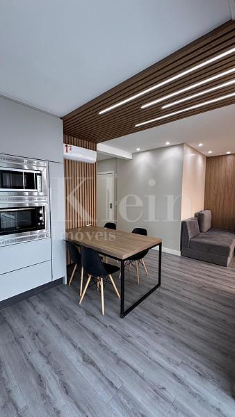 Living do apartamento do Arcos da Lapa Residencial na Meia Praia em Itapema