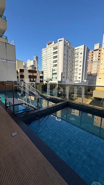 Piscina do Arcos da Lapa Residencial na Meia Praia em Itapema