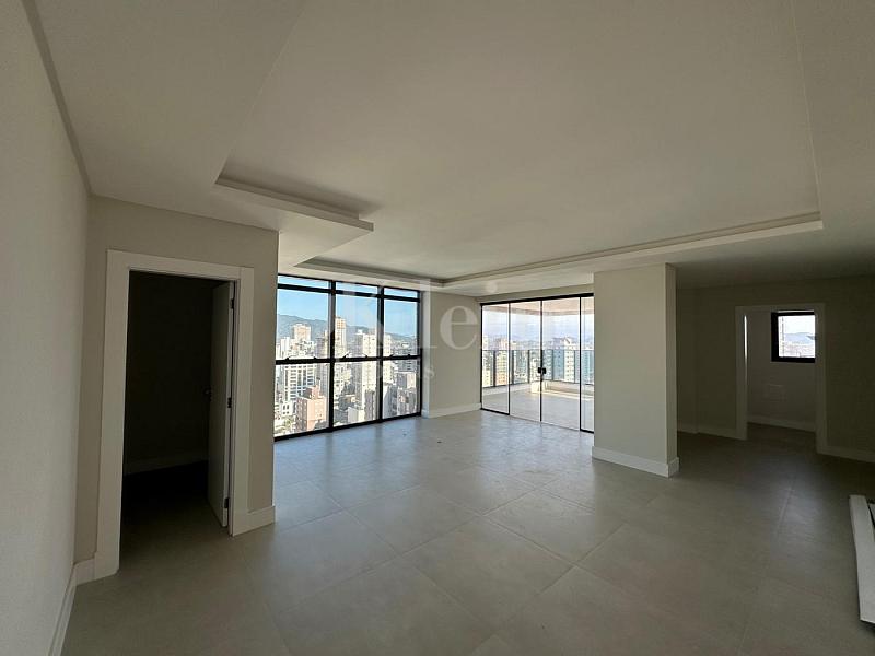 Living do apartamento do Times Square em Itapema